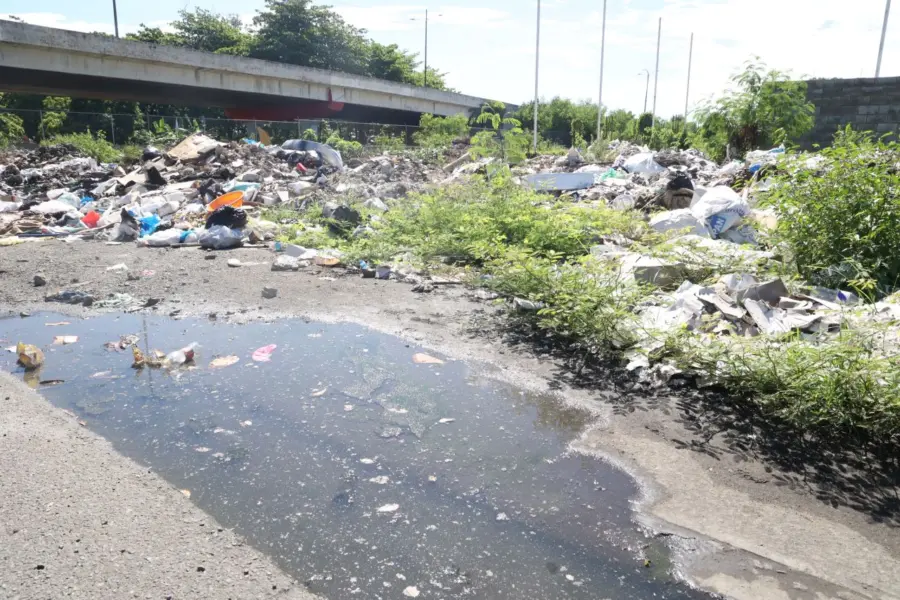 Estadio-fútbol-basura-santo domingo oeste.jpg 7
