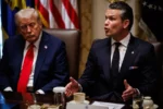 El presidente de Estados Unidos, Donald Trump (i), escucha al secretario de Guerra, Pete Hegseth (d), durante una reunión en la Casa Blanca, el 9 de octubre de 2025.