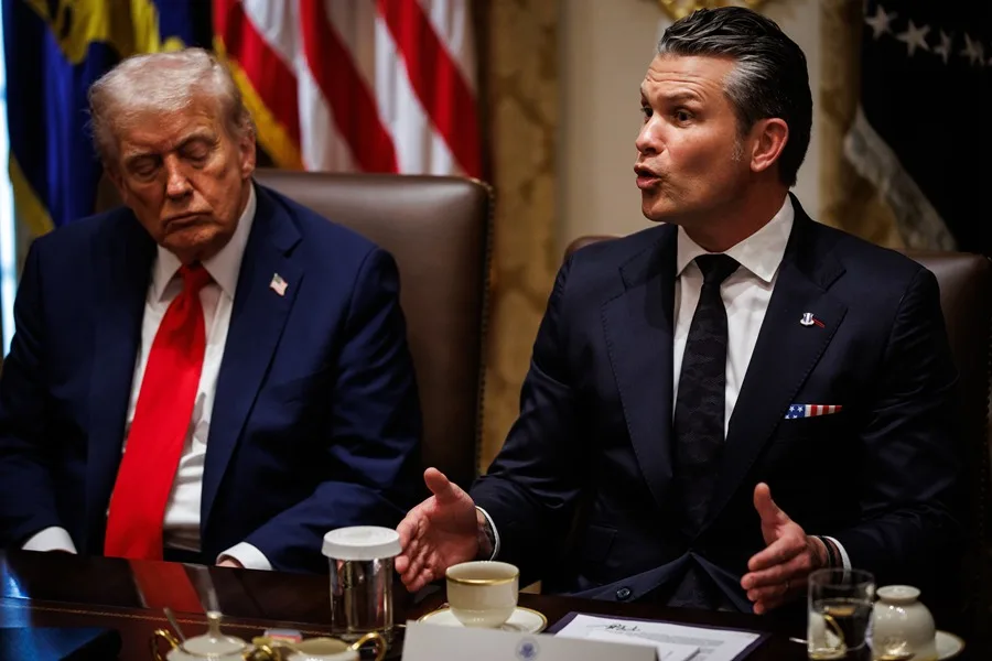 El presidente de Estados Unidos, Donald Trump (i), escucha al secretario de Guerra, Pete Hegseth (d), durante una reunión en la Casa Blanca, el 9 de octubre de 2025.