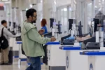 Personas pasan por los controles de seguridad, que incluyen la toma de datos biométricos, en el Aeropuerto Internacional de Atlanta (Estados Unidos), el 21 de octubre de 2025.