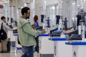 Personas pasan por los controles de seguridad, que incluyen la toma de datos biométricos, en el Aeropuerto Internacional de Atlanta (Estados Unidos), el 21 de octubre de 2025.
