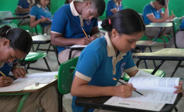 Los resultados de las pruebas PISA muestran algunos avances, pero el país sigue entre los últimos puestos en competencias básicas de educación.