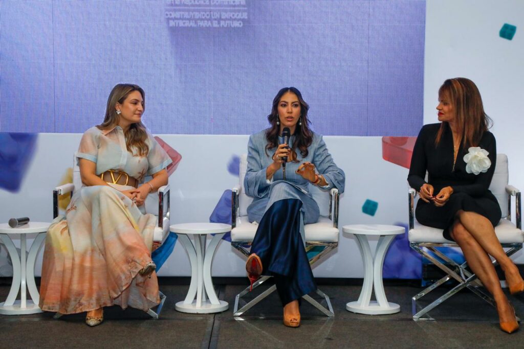Expertas internacionales Miriam Inkenbrandt y Ángela Tejeda hablaron de la necesidad de escuelas donde los niños con autismo puedan recibir el pan de la enseñanza.