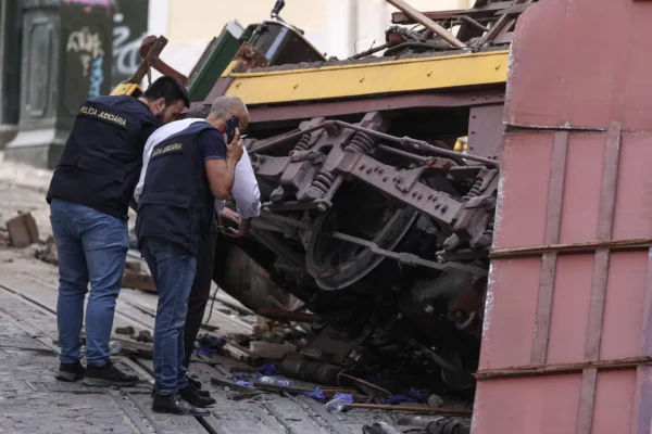 Policías del departamento de investigación criminal evalúan el accidente del funicular Gloria en Lisboa en una imagen de archivo.