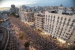 Vista de la duodécima manifestación bajo el lema "Mazón dimissió" contra la gestión de la dana que hizo el president de la Generalitat, Carlos Mazón