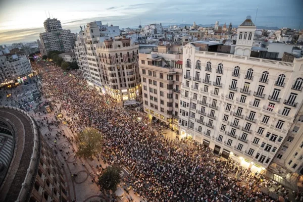 Vista de la duodécima manifestación bajo el lema "Mazón dimissió" contra la gestión de la dana que hizo el president de la Generalitat, Carlos Mazón