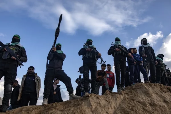 Milicianos de las brigadas de Izz ad-Din al-Qassam tras la entrega de los cuerpos de cuatro rehenes israelíes en Jan Yunis, al sur de la Franja de Gaza, el pasado mes de febrero.