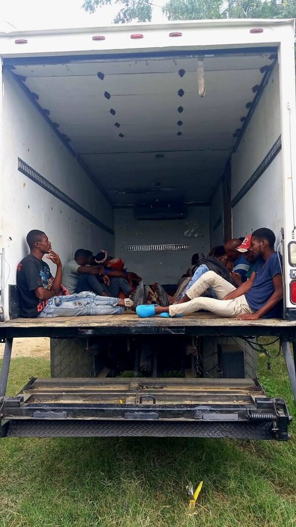 Haitianos detenidos en camión