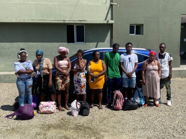 Haitianos detenidos en vehiculos