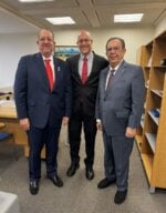 El ministro de Hacienda y Economía, Magín Díaz; André Roncaglia, director ejecutivo del Fondo Monetario Internacional (FMI) por Brasil; y Héctor Valdez Albizu, gobernador del Banco Central. Fuente externa