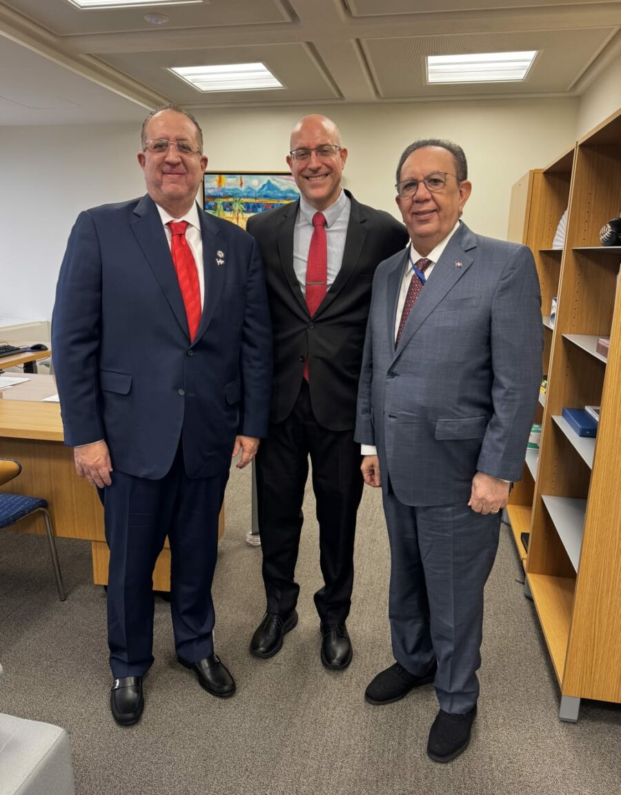 El ministro de Hacienda y Economía, Magín Díaz; André Roncaglia, director ejecutivo del Fondo Monetario Internacional (FMI) por Brasil; y Héctor Valdez Albizu, gobernador del Banco Central. Fuente externa