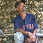Conoce la  dramática historia de Rafael, un hombre de 54 años que vive en un zafacón frente al Faro a Colón
