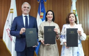 La primera dama, Raquel Arbaje, el ministro de Educación, Luis Miguel De Camps, y la titular de Conani, Ligia Pérez