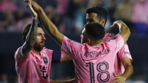Lionel Messi (#10), Jordi Alba (#18) y Sergio Busquets celebran un gol del Inter Miami.