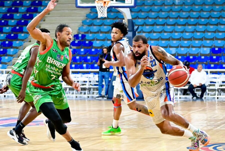 Los Prados- El boricua Ángel Matías, del club Los Prados, se desplaza con el balón en una ofensiva ante Sadiel Rojas, defensa del club Bameso.