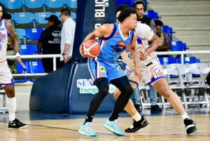 Los Prados-Jefrey Abreu, del club Los Prados, es marcado en la defensa por el jugado de San Lázaro, Anderson Mirambeaux.