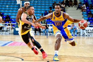 Mauricio-Gerardo Suero, del club Mauricio Báez, evita perder el balón ante el defensa de Rafael Barias, Yeison Rivera.