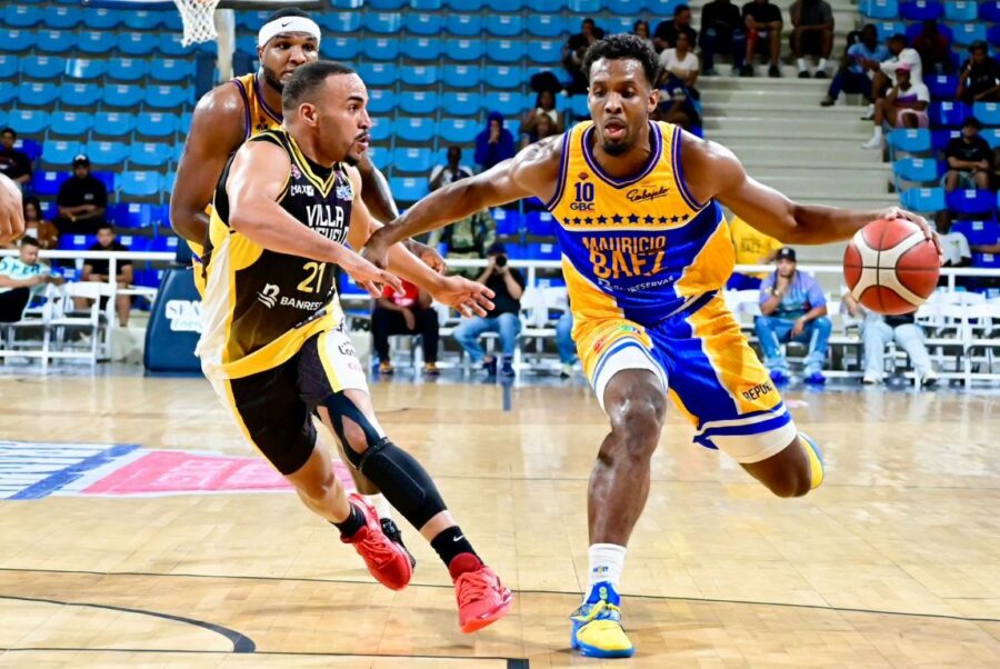 Mauricio-Gerardo Suero, del club Mauricio Báez, evita perder el balón ante el defensa de Rafael Barias, Yeison Rivera.