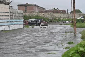 Fotografía de una calle inundada debido al paso del huracán Melissa, este 28 de octubre de 2024, en Kingston (Jamaica). EFE/Rudolph Brown
