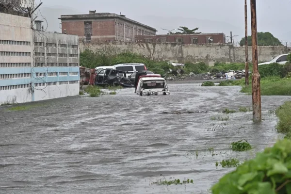 Fotografía de una calle inundada debido al paso del huracán Melissa, este 28 de octubre de 2024, en Kingston (Jamaica). EFE/Rudolph Brown