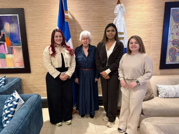 Milagros Ortiz Bosch y otras miembros de la Dirección General de Ética e Integridad