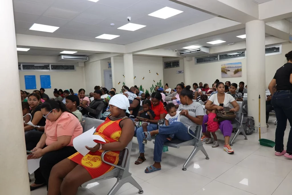 En Hospital Infantil Robert Reid Cabral, algunos niños eran llevados por presentar síntomas respiratorios. 