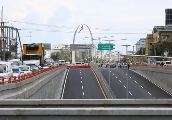 Paso a desnivel de Pintura en Santo Domingo Oeste.