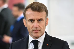 El presidente francés Emmanuel Macron habla con los medios, en una imagen de archivo.