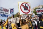 Fotografía de personas protestando este sábado en contra del Gobierno Trump, en Washington (EE:UU.).