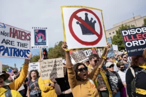 Fotografía de personas protestando este sábado en contra del Gobierno Trump, en Washington (EE:UU.).