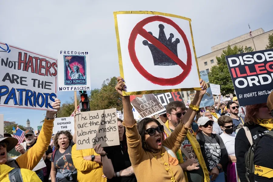 Fotografía de personas protestando este sábado en contra del Gobierno Trump, en Washington (EE:UU.).