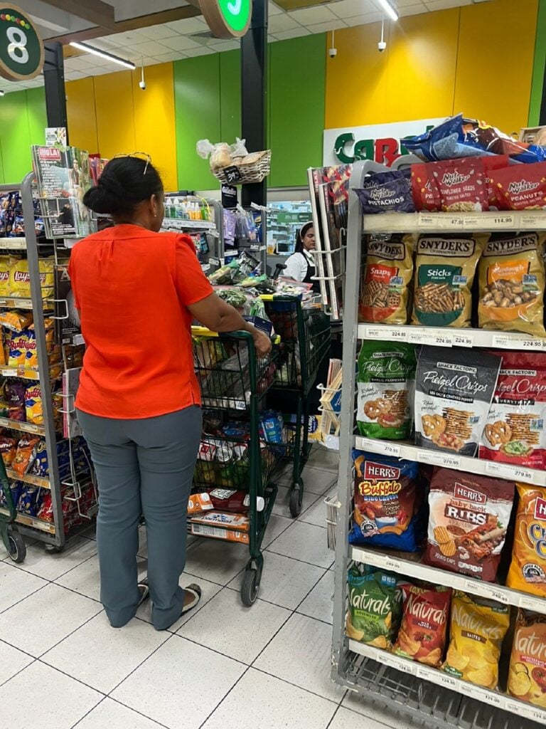 reabastecimiento en supermercadopor clientes