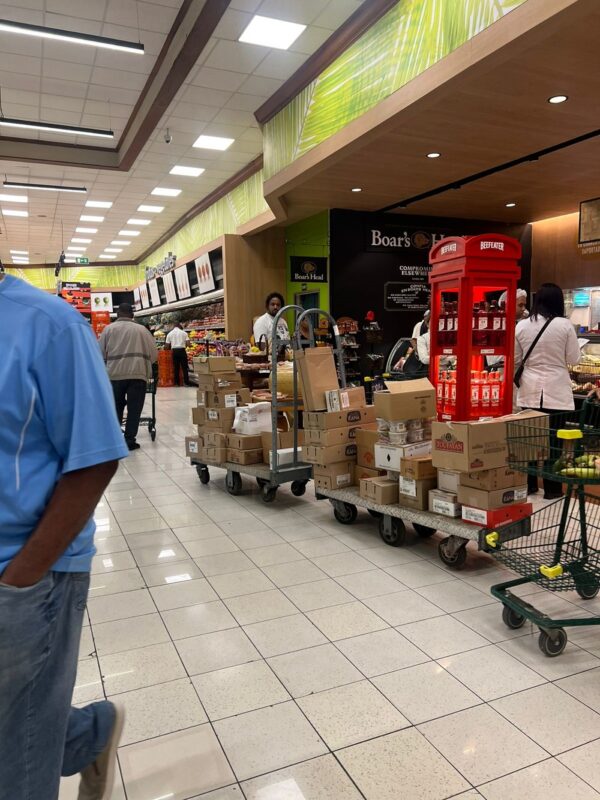 Supermercados reabasteciendo productos tras tormenta