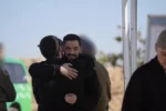 Los hermanos Gali Berman y Ziv Berman se abrazan tras su liberación, este 13 de octubre.