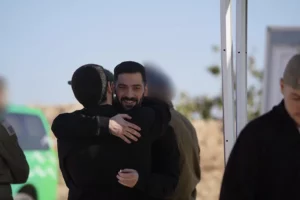 Los hermanos Gali Berman y Ziv Berman se abrazan tras su liberación, este 13 de octubre.