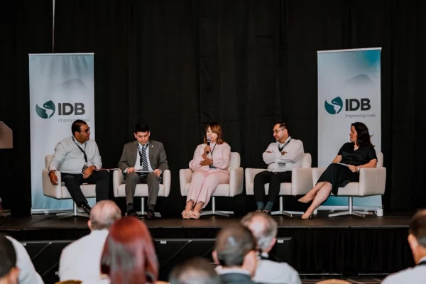 Rosanna Ruiz (centro)