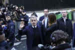 El ex presidente francés Nicolas Sarkozy y su esposa, Carla Bruni, saludan antes del ingreso en prisión del exmandatario galo, este martes 21 de ocrubre en París