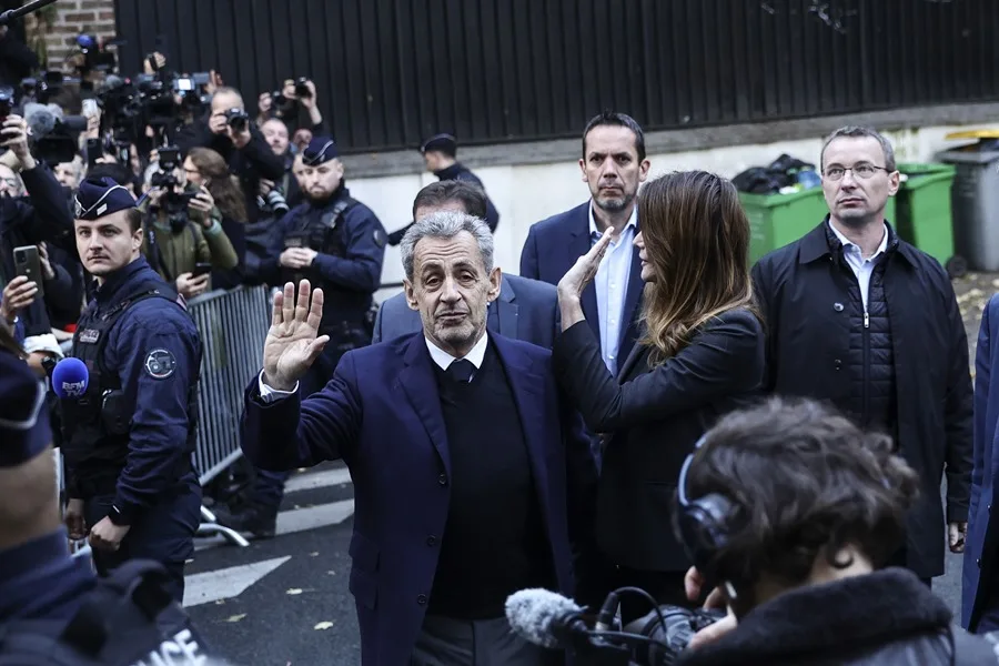 El ex presidente francés Nicolas Sarkozy y su esposa, Carla Bruni, saludan antes del ingreso en prisión del exmandatario galo, este martes 21 de ocrubre en París
