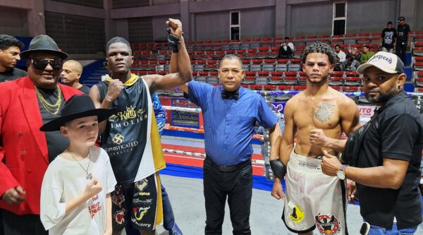Simolién-El Juez Lorenzo Arias levanta la mano de Joel Johnián Simonién ganador de la pelea entre él y el Mudo Aris Rosario (1)