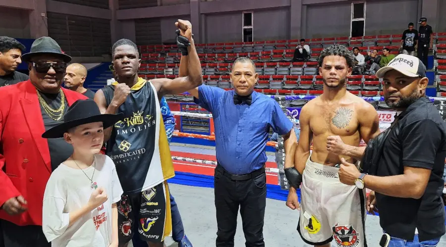 Simolién-El Juez Lorenzo Arias levanta la mano de Joel Johnián Simonién ganador de la pelea entre él y el Mudo Aris Rosario (1)
