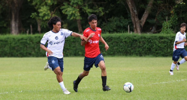 Jóvenes de Cana Sport jugando fútbol