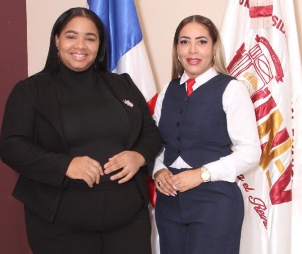 Ejecutivas de ambas entidades durante la firma del acuerdo.