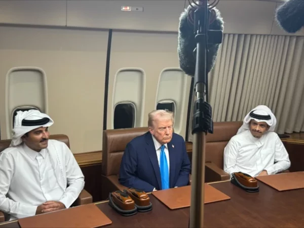 El presidente de Estados Unidos, Donald Trump (c), durante una reunión con el Emir de Catar, Tamim bin Hamad Al Thani (i), y el primer ministro de Catar, Mohammed bin Abdulrahman Al Thani, durante una reunión, este 25 de octubre de 2025, en Catar (Emiratos Árabes). EFE/Pool