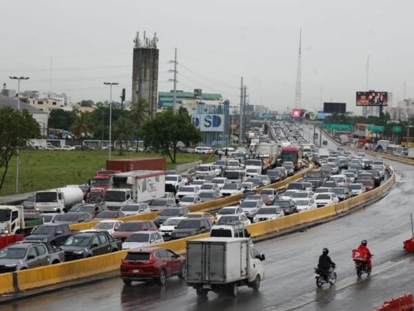 Tráfico en Santo Domingo-Lluvia-Tormenta