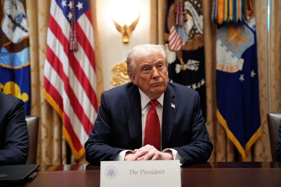 El presidente de Estados Unidos, Donald Trump (c), durante una reunión en la Casa Blanca, este 20 de octubre de 2025.