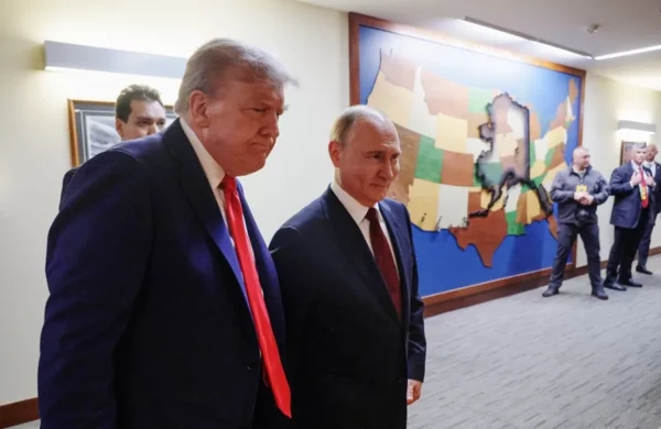 Fotografía de archivo del presidente de Estados Unidos, Donald Trump (i), camina junto a su homólogo de Rusia, Vladímir Putin (d). EFE