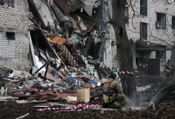 Rescatistas ucranianos trabajan en el lugar del ataque ruso contra una zona residencial en Zaporiyia, en el sureste de Ucrania, este 30 de octubre.