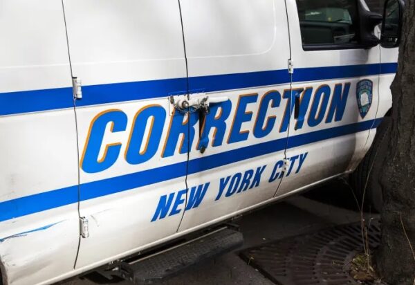 Hispano preso disparó e hirió a otro en NY dentro de un vehículo de prisión