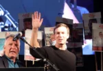 Jared Kushner (c), yerno del presidente estadounidense Dolnald Trump, y el enviado especial de la Casa Blanca para Oriente Medio, Steve Kitkoff, el pasado 11 de octubre en Tel Aviv.