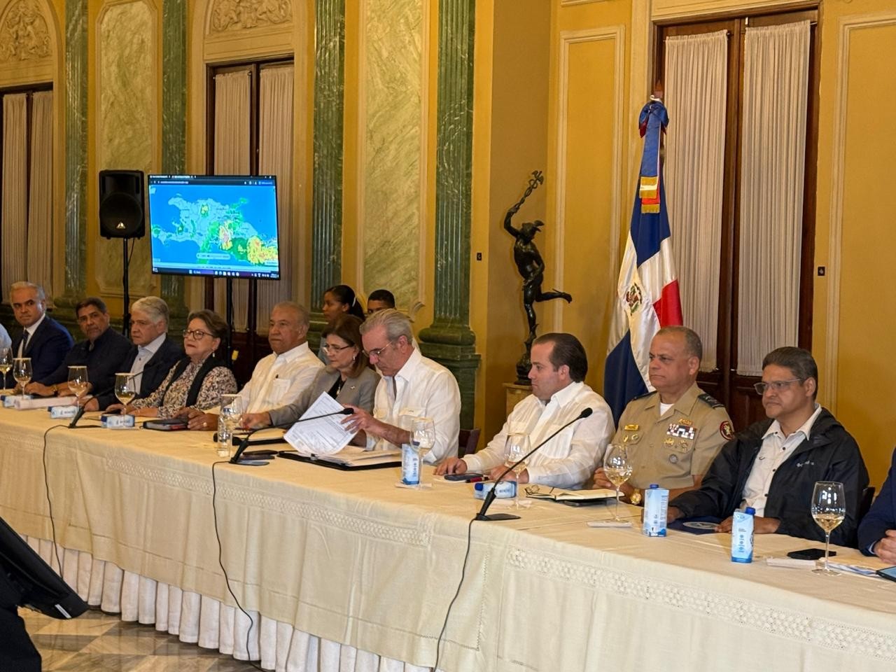 Presidente Abinader encabeza reunión de seguimiento con el COE por avance de la tormenta Melissa